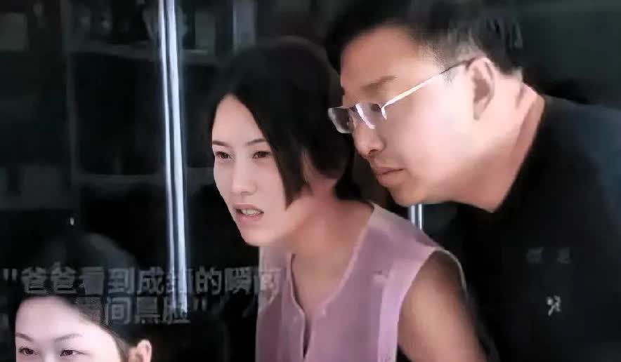 好心疼！

北京，一对父母带着女儿一同去查高考成绩。

看到女儿的分数是