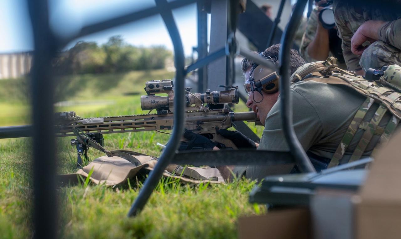 酷爱枪械的战争部长！
美战争部长皮特·赫格赛特正在使用Geissele GFR-