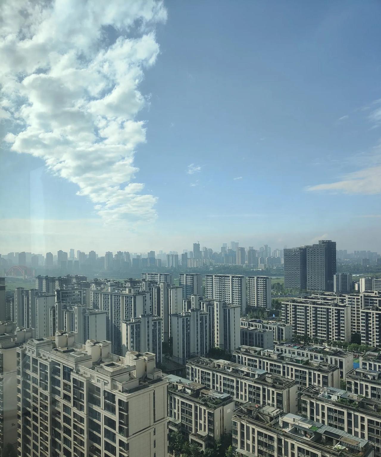 成都这点好，无论头天雨怎么下，即使是下得天昏地暗，大雨滂沱，第二天照晴不误，从凉