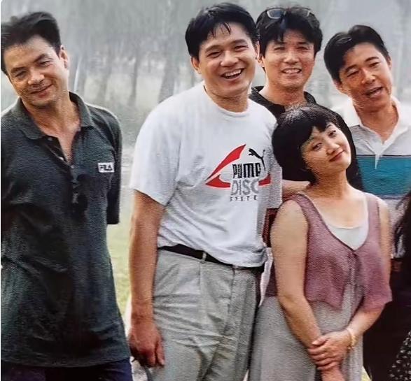 尤勇、申军谊、孙淳、张丰毅与邓婕罕见同框。
在一起，亲切交谈，嘘寒问暖，笑容满面