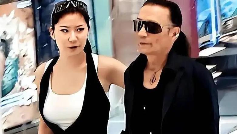 被谢贤养了12年, 沉寂8年后突然露脸，COCO直播爆料2000万分手费背后真相