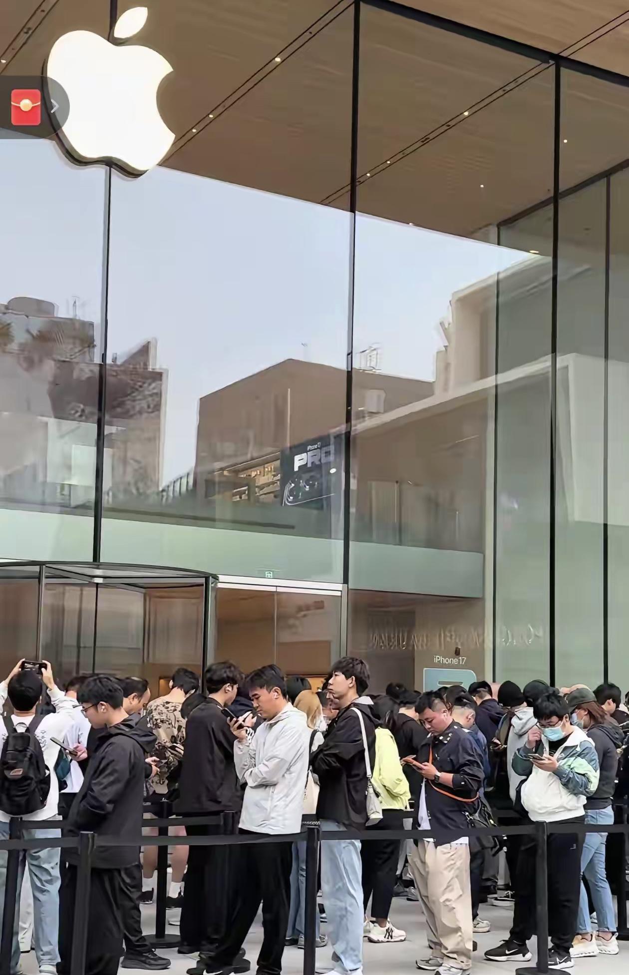 工作压力大，我那几百元的手机都用了四五年，一直舍不得换。
苹果新推出的最新款 i