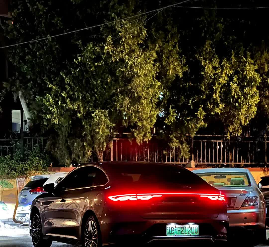 原来网上说的那些梗都是真的
买了比亚迪汉就失去路边打双闪的权利
亲眼目睹陌生