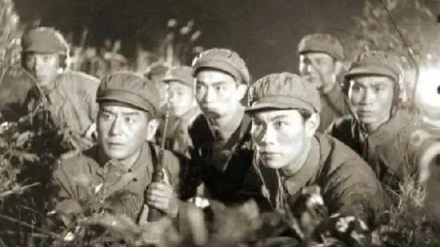 1964年毛主席观看完《奇袭白虎团》，严肃问肖华：此人现在何职务