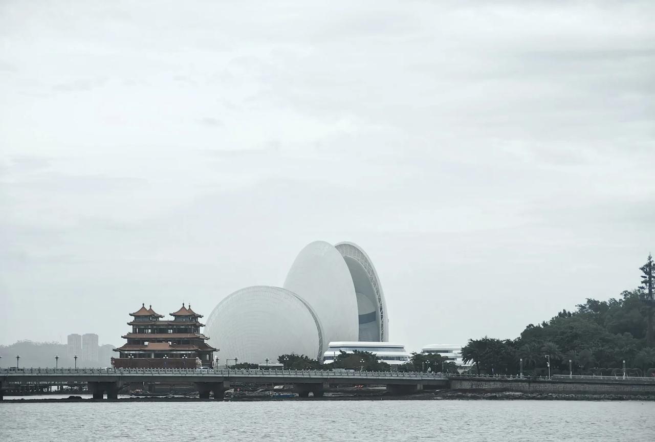 一边是艳阳高照，一边又是雨水哗啦啦。
珠海的天气真是让人捉摸不透，尤其是台风过去