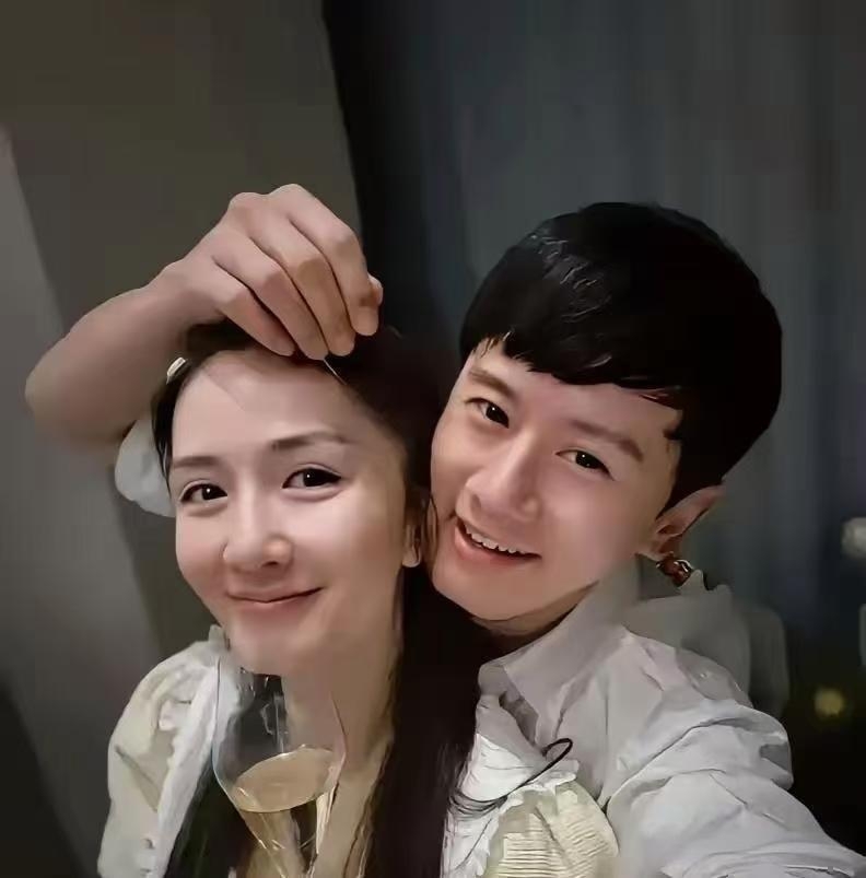 谢娜对张杰的爱真的好深沉呀！已经 40 多岁且是三个女儿妈妈的她，作为高龄产妇，