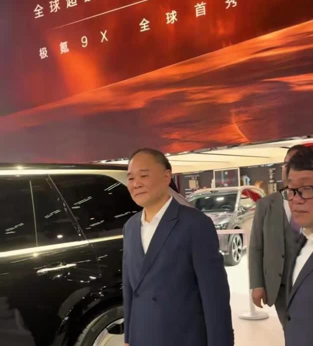 李书福这波操作太戳心了！昨天李书福突然出现在极氪新车发布会，要知道这位吉利大老板