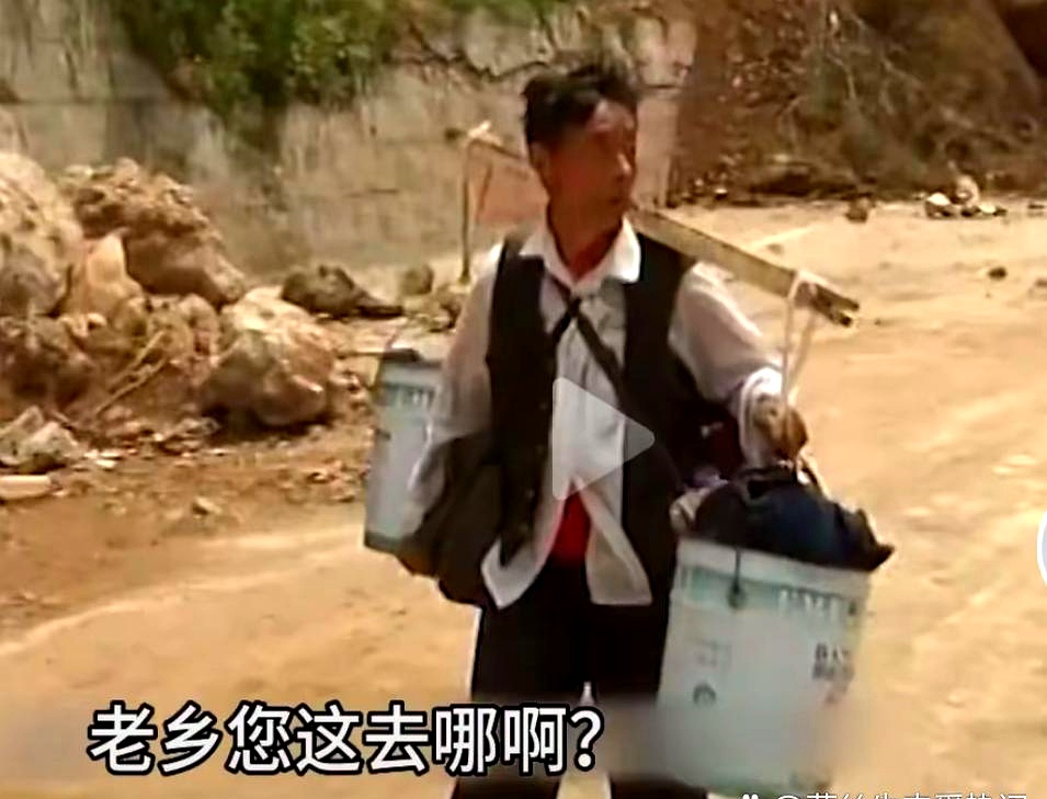 十七年，弹指一挥间。当年扛着扁担回家的朱大爷，如今已不在人世。他的故事，再次被提