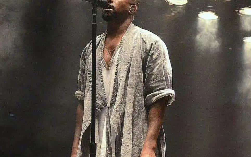 原来，我们大家都误会侃爷了！对不起！
侃爷真的不该挨骂！
那些去买票看演唱会