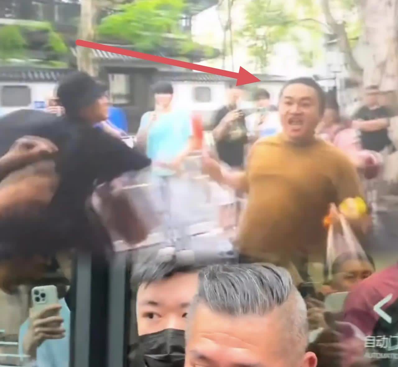 直播镜头前  
突发意外一幕  
网红馆长陈之汉正在直播时，突然被一名陌生黄