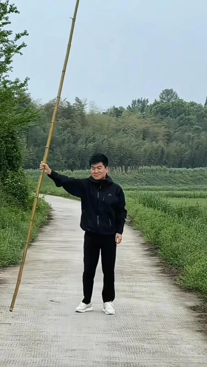 #晒一张你相册里风景照#
如果你没有听说过他，
那么他这样的装扮，
这样的动作，