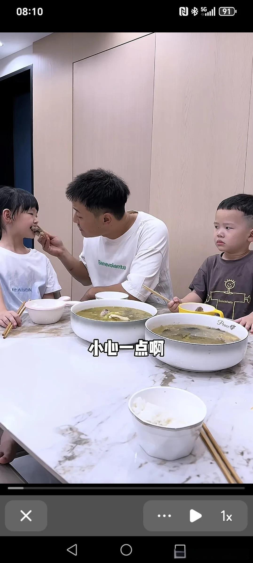 今天又把老二得罪了......
爸爸夹起菜吹吹给女儿喂:“有点烫哦，小心点啊。”