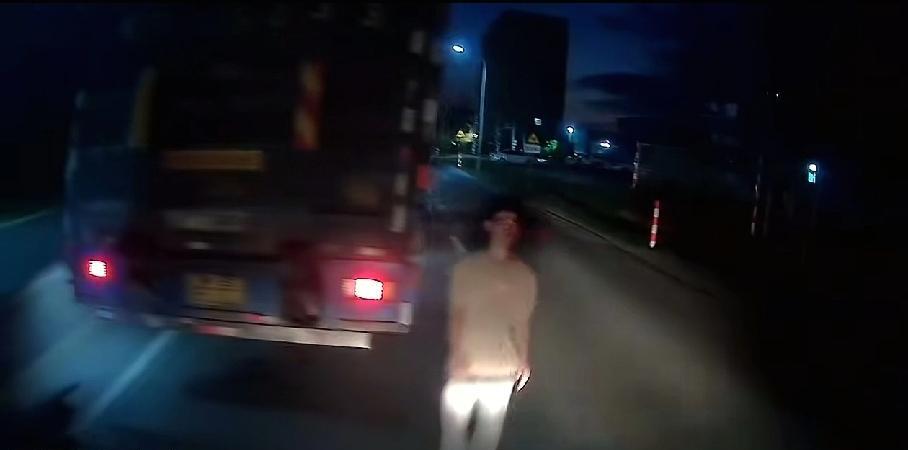 这也太吓人了
男主开车跟在大货车后面，发现大货车频繁减速，车主变道结果闪现出来一