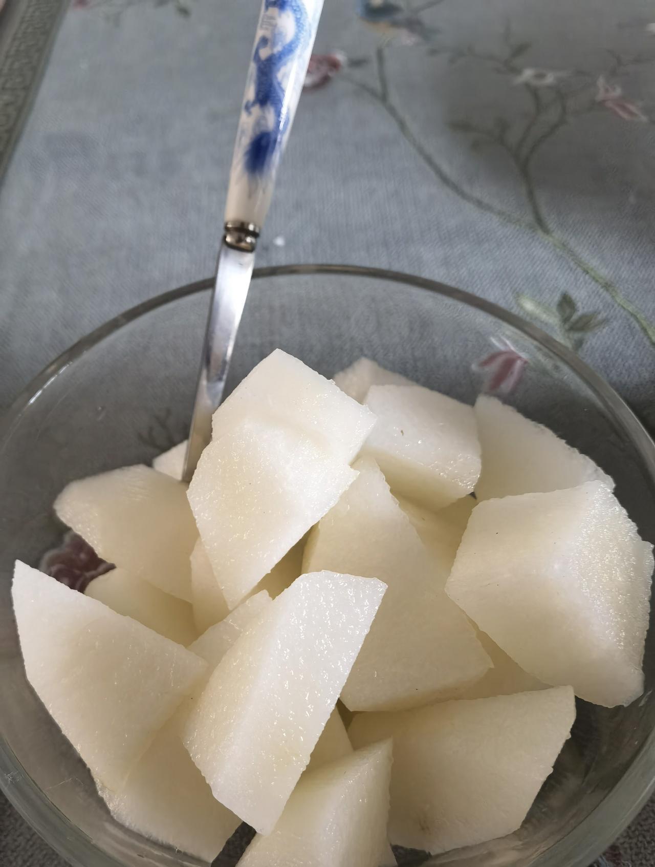 【双调·水仙子】品秋月梨
秋枝挂玉落筠篮，
薄似霜绡映指寒。
剖来雪瓣堆银盏，