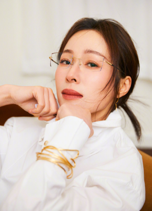 江一燕的杂志新封，这妆造和状态也是没谁了，不错的！