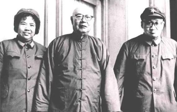 80年代，毛岸青夫妇和叶帅的一张合影。
叶剑英元帅身材魁伟，英武不凡。
他最崇敬