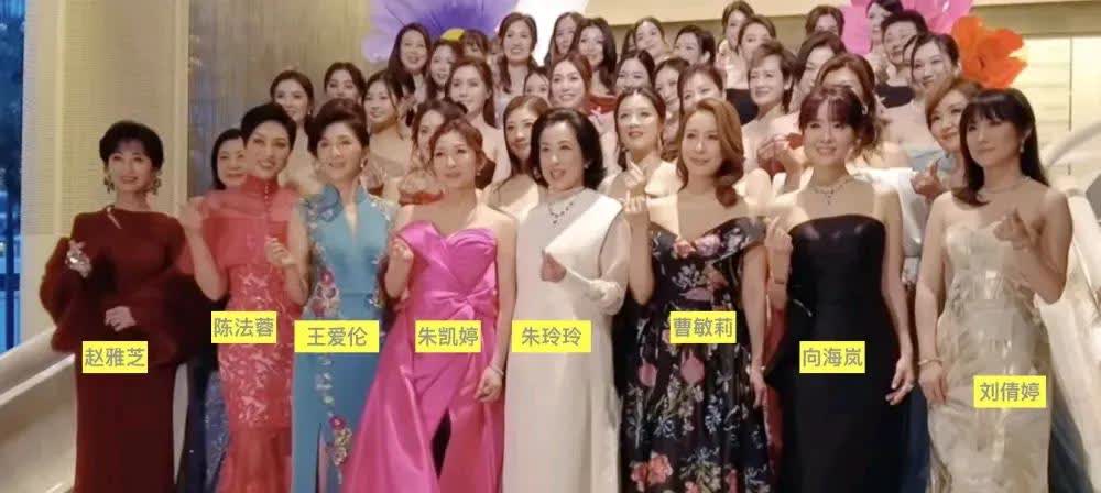 66岁朱玲玲现身港姐慈善晚会，合照站C位比爱心，71岁赵雅芝站角落。赵雅芝和朱玲