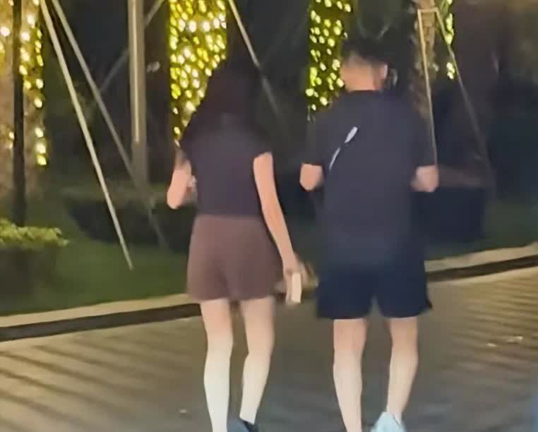 还是牛冠凯聪明，
乒超前先官宣了未婚妻，
这样乒超也能带着，
不用藏着掖着