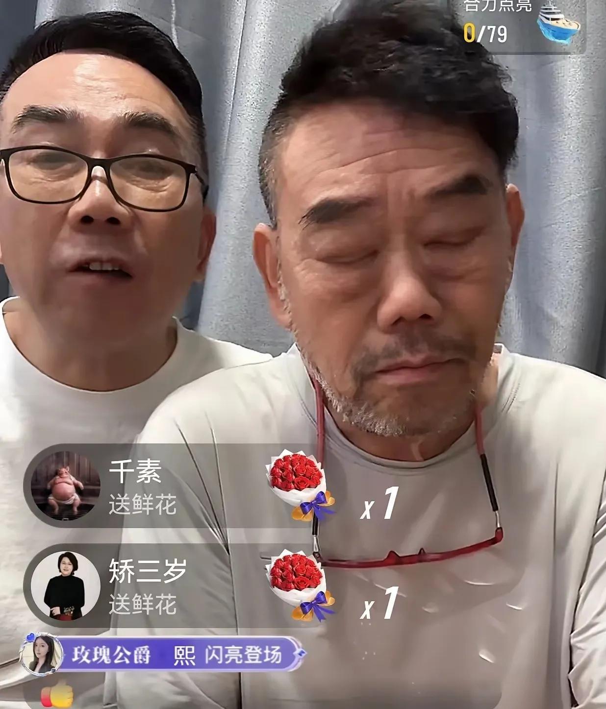 杨议又开直播了，
这次是和哥哥杨伦一起。
镜头前，杨伦脸色不太好，说话声音也轻。