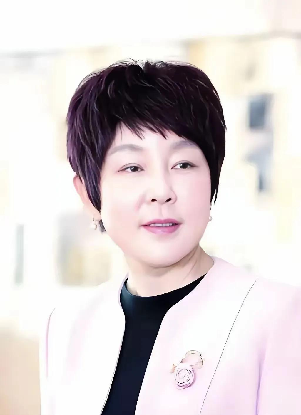 我朋友说，他跟天朗集团的董事长孙茵女士吃过饭。
当时因为朋友公司与之合作事宜，现