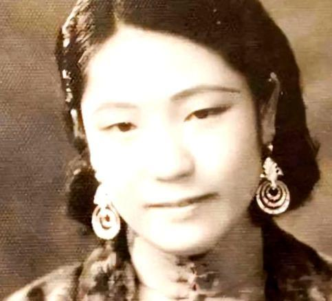 1918年，一位女子因结婚6年未能生育而被丈夫无情地逐出家门。然而，命运却在此时