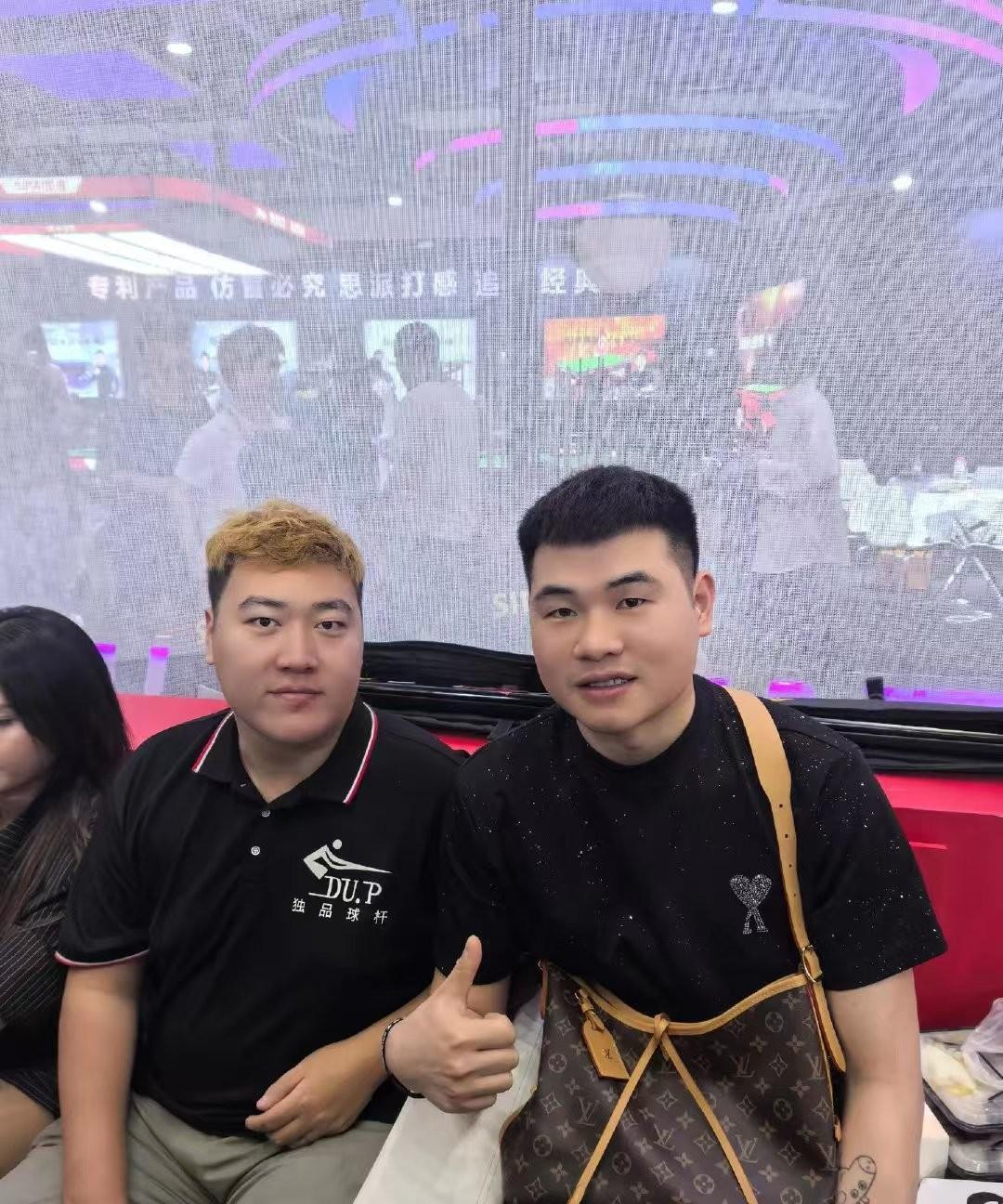 处在禁赛期的前斯诺克大师赛冠军颜丙涛出现在广州台球展，而新科世锦赛冠军赵心童却被