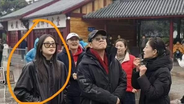 李连杰现身九华山祈福，小女儿陪同，他穿着像普通人，脸上显沧桑