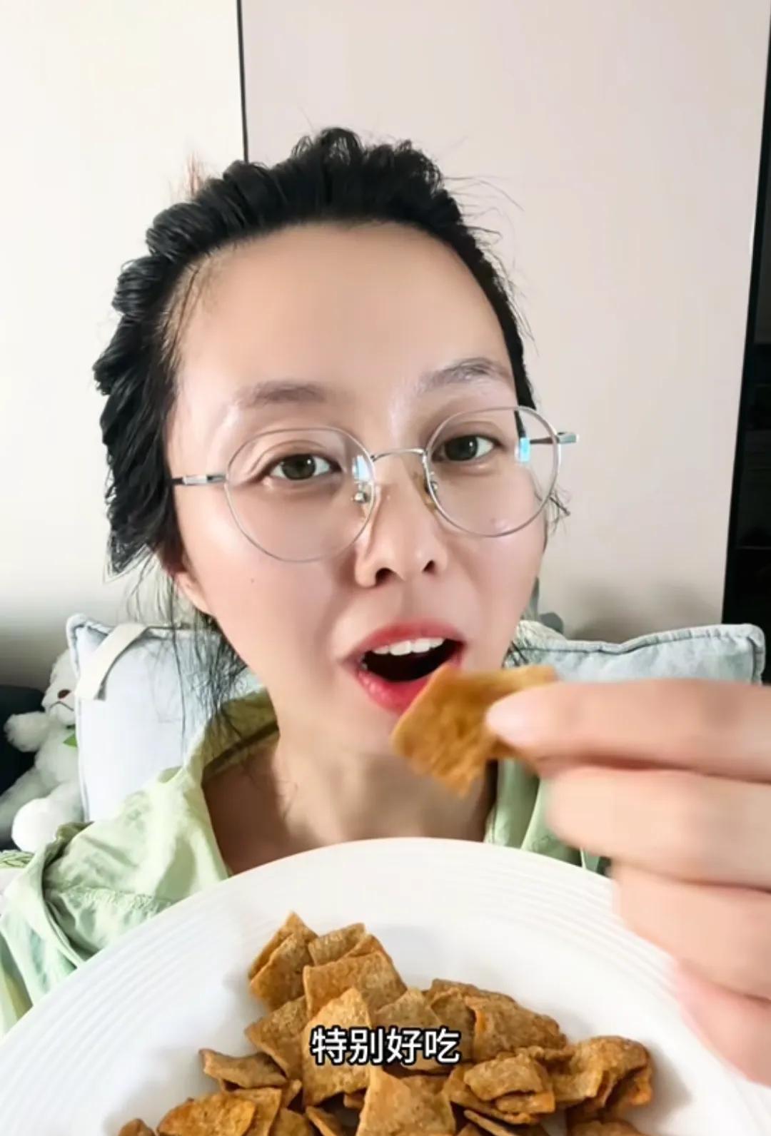 田静回到驻马店两三天了，昨天也直播了一场，与网友们怼来怼去！
田静说就因为我过去
