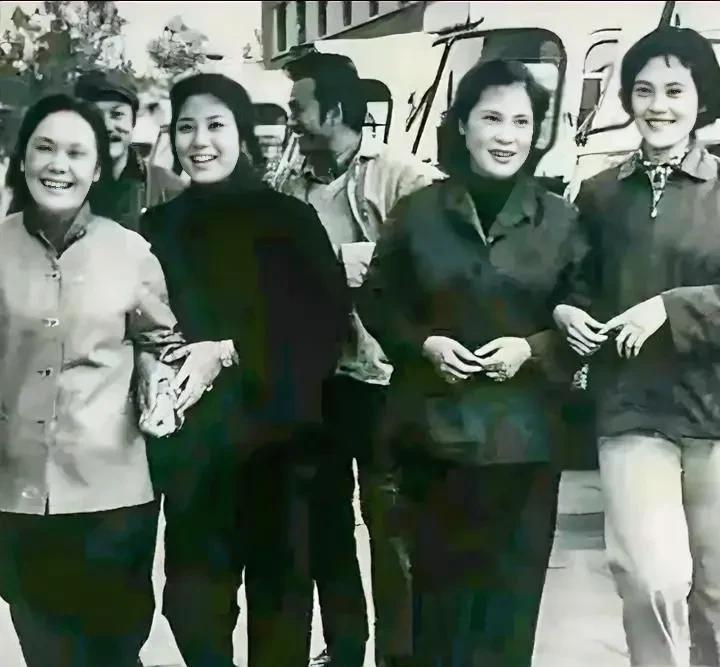 几位老艺术家的合照：张连文，杨在葆，白杨，李秀明，秦怡，宋晓英