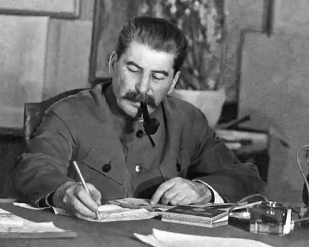 1950年12月2日，斯大林在克里姆林宫彻夜未眠。
当他读完志愿军第9兵团长津湖