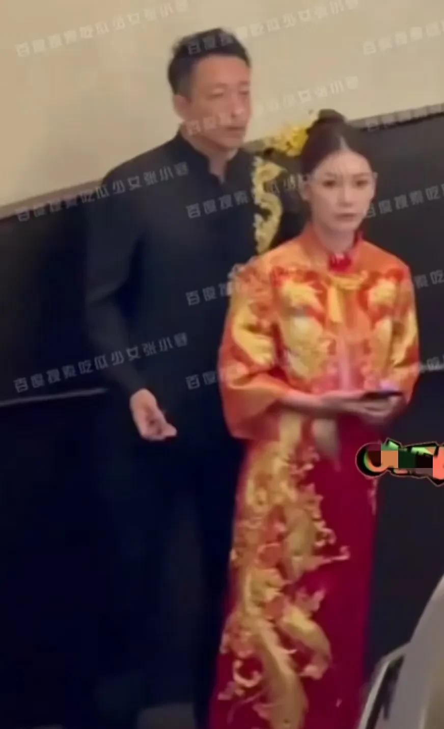 是我的错觉吗？
看了汪小菲婚礼的现场照片
能够明显地看出汪小菲一点笑脸都没有，没