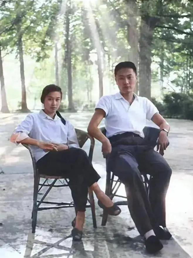 1975年，29岁的陈小鲁和26岁的粟惠宁在庐山度蜜月时的合影照片，两人坐在藤椅