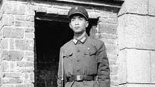 1984年解放军战士右臂被炸伤，他挥刀砍下断臂，别在腰间带回营地