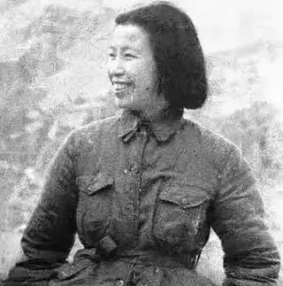 在陕北延安那山峦起伏的郊外，一位身着军装的女士犹如破晓之光，绽放在烽火岁月。她的