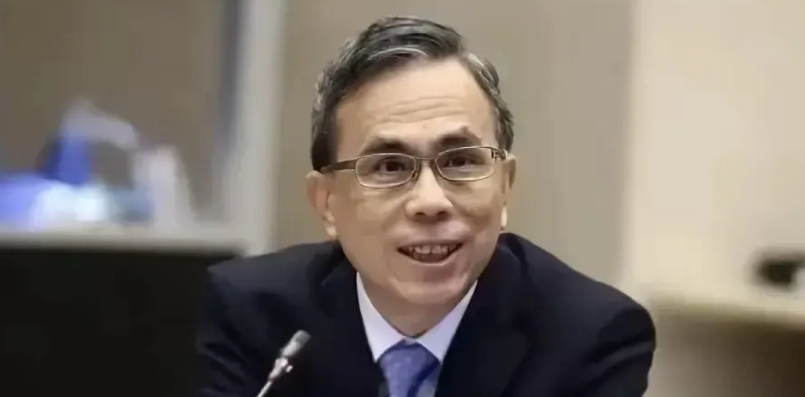 李泽钜这面相越来越难看了
没有他爸爸老了看着面善
原来看着还行
现在两眼窝子黢黑