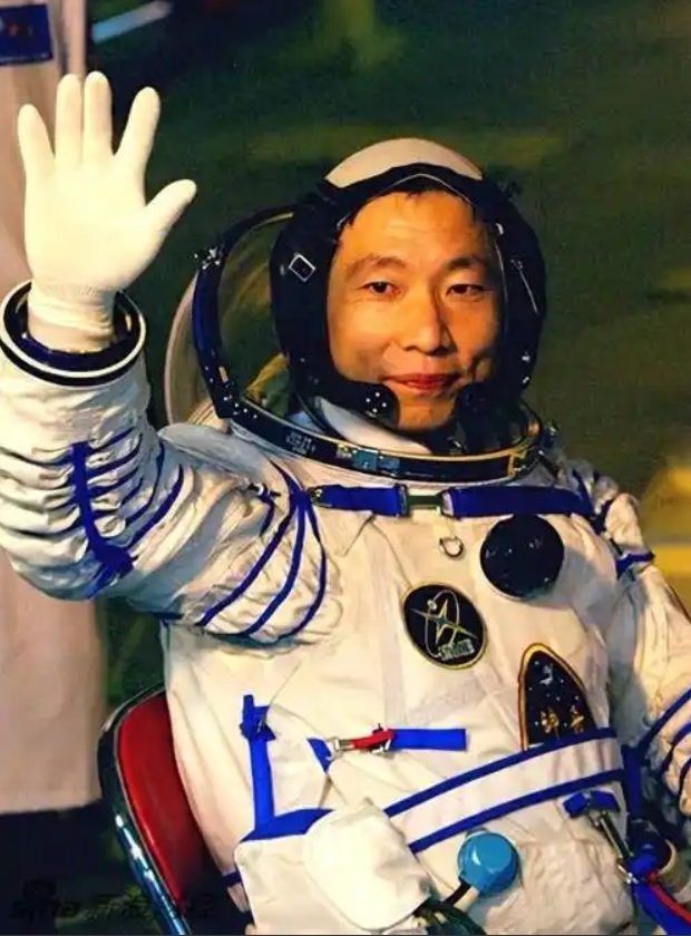 杨利伟为什么后来再也没有登天？其实，他能够活着回到地球就已经是万幸，在他攀登太空