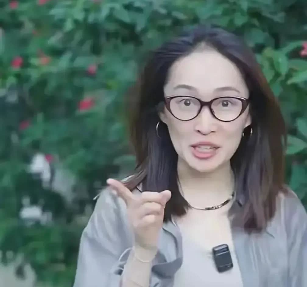 不知大家注意到没？这个女人真的心机婊！董宇辉离开的时候，她以为她能成为明天的董宇