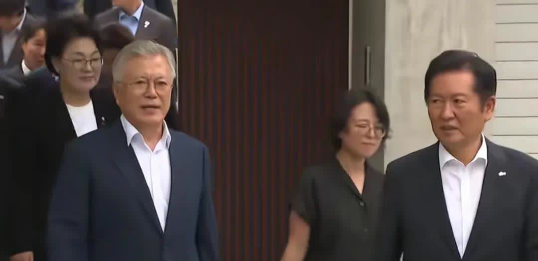 今天共同民主党新任党首郑清来率队拜访前总统文在寅。
文在寅有礼贤下士之风，郑清