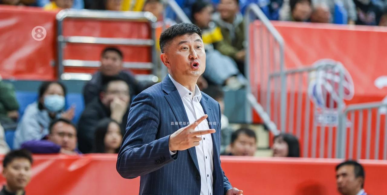 原来杜峰这样“威胁”球员，不进步都难！
广东男篮战胜天津取得8连胜赛后，杜峰指导