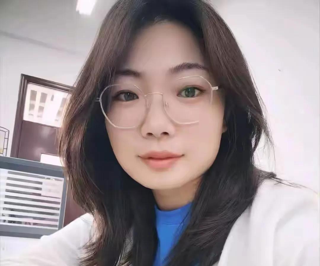 什么样的词汇才能配得上这一家人的"凄苦"呢？疼爱她的老公去世不过才三个月，身患血