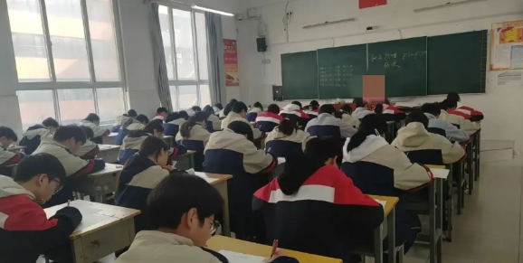 一宣布这个消息，班里的孩子们都很开心，但开心的原因却大不同：

那些考550分以