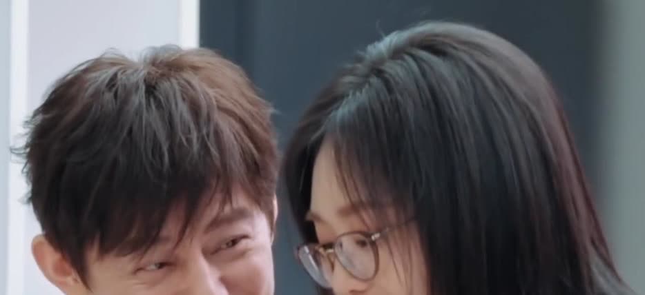 李雪琴虽然被前合伙人讨要“分红”，还有网友唱衰她要“塌房”，但目前来看，她不仅没