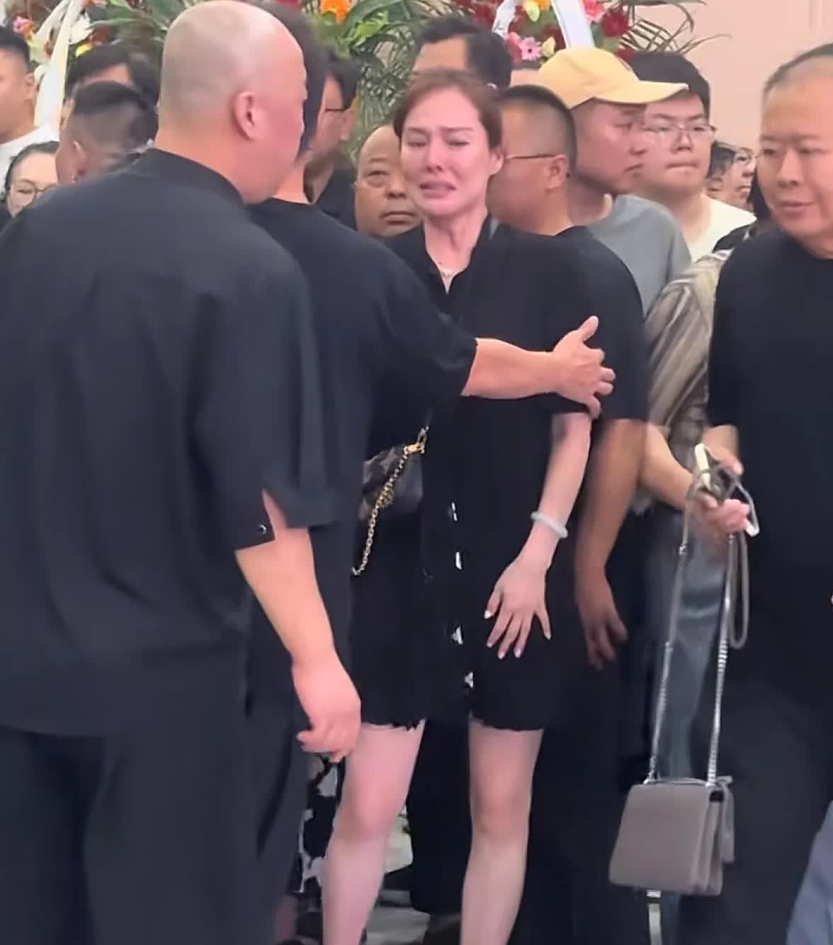 杨少华老爷子走了，夏丽和条子都来送他。认识这三个人是在同一部电视剧中，记得叫《杨