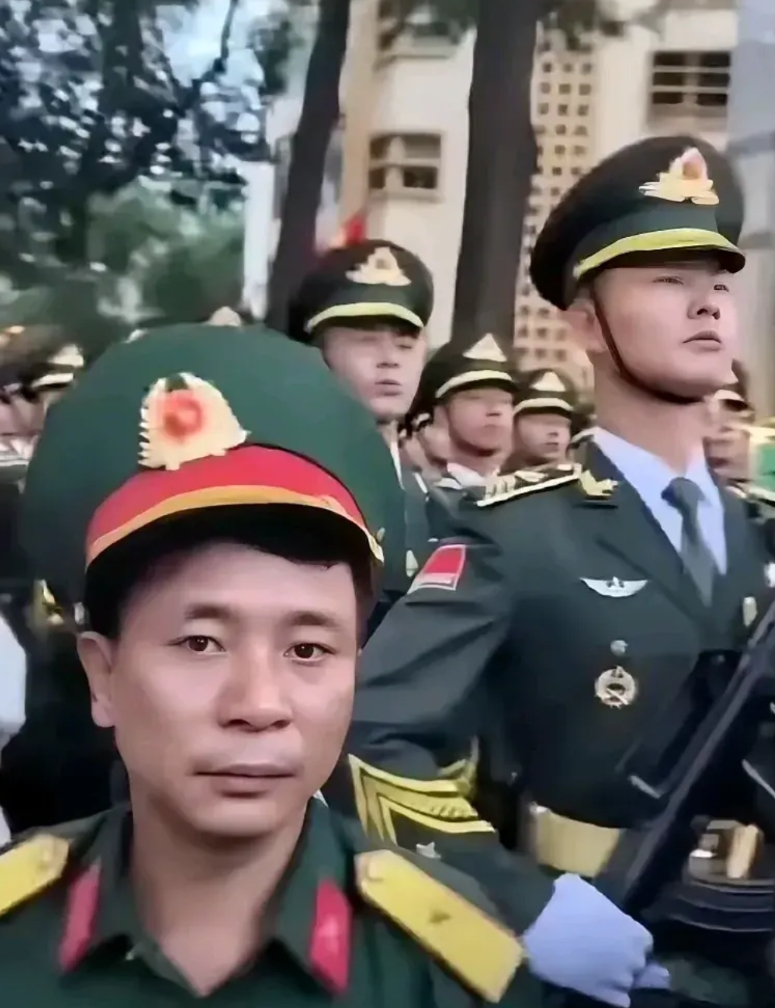 这个男人成为了越南男人的公敌。让越南男人都对他恨之入骨了。
看看照片，在越南传疯