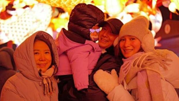 韩庚陪妻女新加坡度假，对女儿宠爱有加，卢靖姗衣着清凉