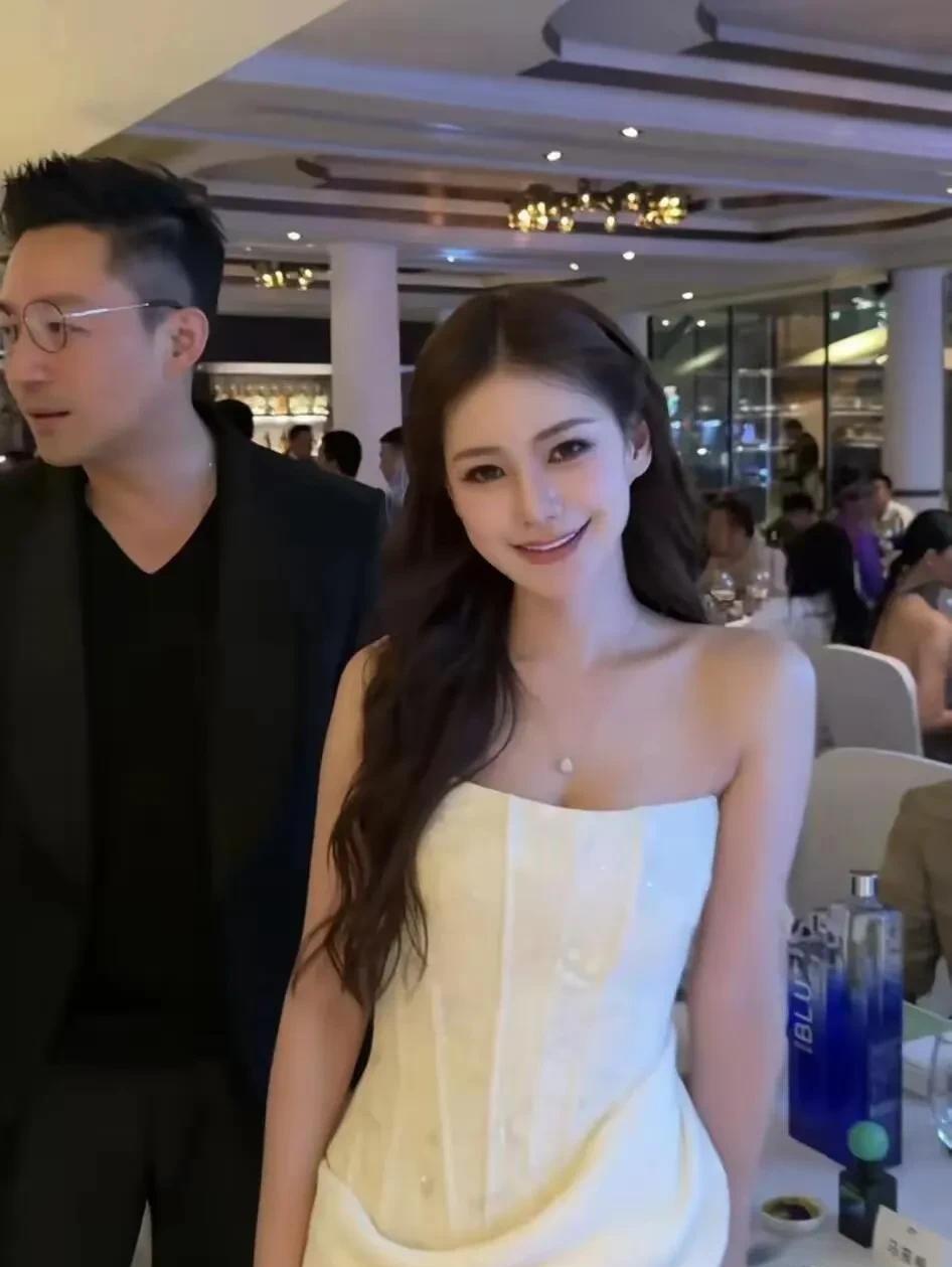 马筱梅这继母当得太称职啦！
刷到马筱梅直播我直接震惊！她居然每周都要飞一趟台北，