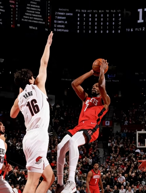 今天是杨瀚森真正的第一场NBA常规赛，你打几分
虽然之前首发过，但那次是非常规的