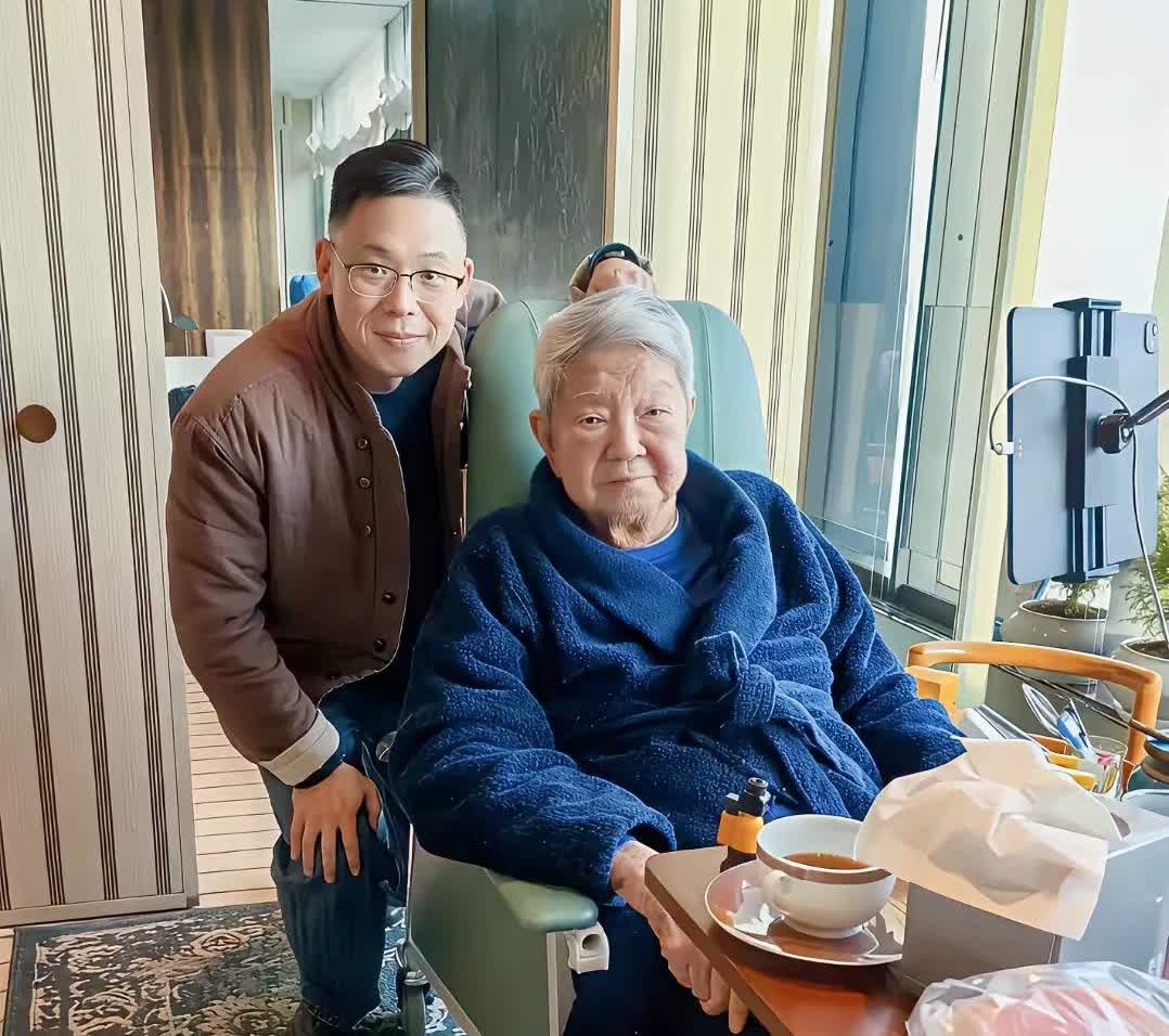 83岁的蔡澜离开了，
其实早有预兆！
因为在他前几个月的个人近照中，有一个很