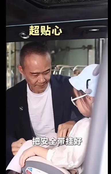 老王很得瑟
炫小田生的老闺女呢
王悦，小名小蜜桃
21年出生
今年4岁了
比父亲