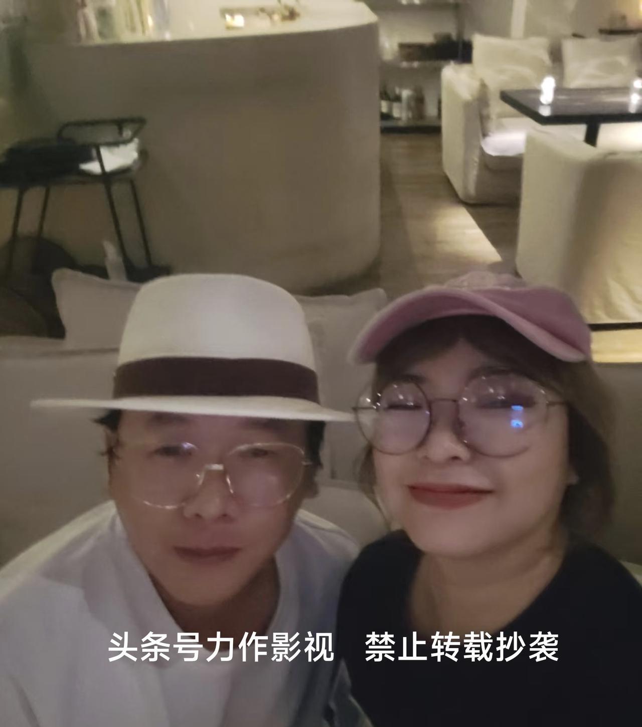 这也太有夫妻相了吧，昨天中秋团圆夜，前上海电视台的《人气美食》主持人杨吕晒出来他